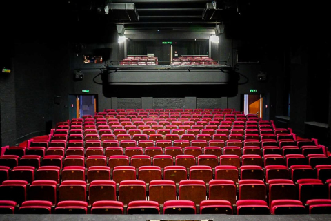 Teatr Współczesny w Warszawie oferuje na sprzedaż używane fotele teatralne tapicerowane. 