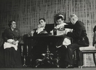 Stanisława Perzanowska (Babette Biedermann), Andrzej Łapicki (Eisenring, kelner), Mieczysław Czechowicz (Schmitz, zapaśnik), Stanisław Daczyński (Pan Biedermann)<br/> fot. Edward Hartwig
