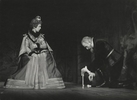 Halina Mikołajska (Elżbieta, królowa Anglii), Jan Kreczmar (George Talbot, hrabia Shrewsbury)<br/> fot. Edward Hartwig