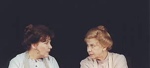 Marta Lipińska (Julia Gibbs), Zofia Kucówna (Myrtle Webb)