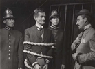 na pierwszym planie: Tadeusz Pluciński (Mackie Majcher), Janusz Bylczyński (Brown, naczelnik policji)<br/> fot. Edward Hartwig